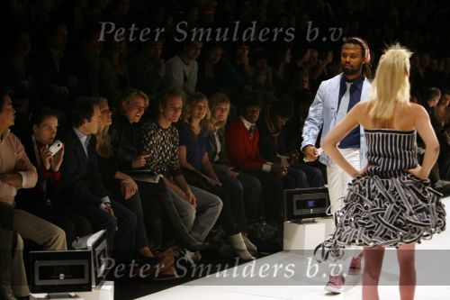 Amsterdam 26 januari 2007
Bracha v Doesburgh loopt modeshow van Daryl van Wouw op amsterdam fashion week. Jim Bakkum kijkt toe