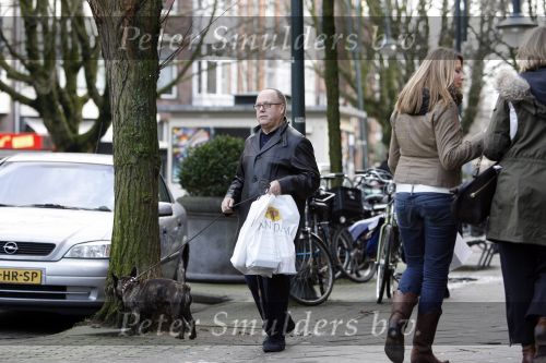 Amsterdam 20 januari 2007
Joop Braakhekke met zijn hond op de cornelis schuytstraat.