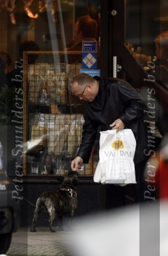Amsterdam 20 januari 2007
Joop Braakhekke met zijn hond op de cornelis schuytstraat.