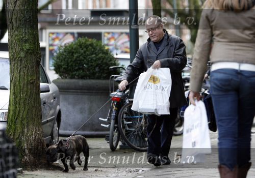 Amsterdam 20 januari 2007
Joop Braakhekke met zijn hond op de cornelis schuytstraat.