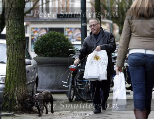 Amsterdam 20 januari 2007
Joop Braakhekke met zijn hond op de cornelis schuytstraat.