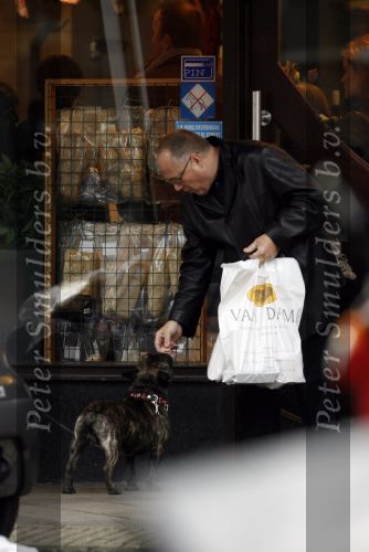 Amsterdam 20 januari 2007
Joop Braakhekke met zijn hond op de cornelis schuytstraat.