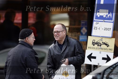 Amsterdam 20 januari 2007
Joop Braakhekke met zijn hond op de cornelis schuytstraat. henk v Ulsen