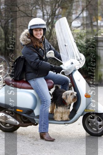Amsterdam 31 januari 2007
Presentatie honden penning proefdiervrij bij vertigo in het vondelpark. Josefine v Asdonk met hond op vespa scooter