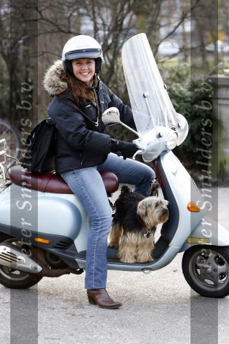 Amsterdam 31 januari 2007
Presentatie honden penning proefdiervrij bij vertigo in het vondelpark. Josefine v Asdonk met hond op vespa scooter