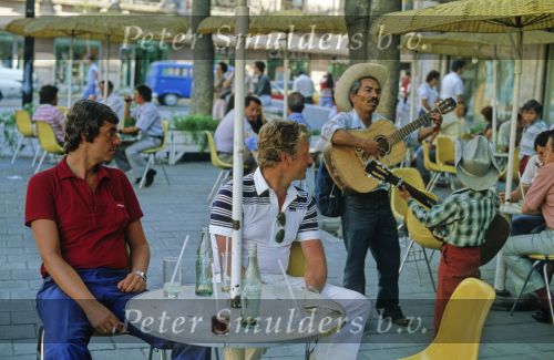 1981
PSV-manager Kees Ploegsma en trainer Tijs Liebregts in het centrum van Guadalajara