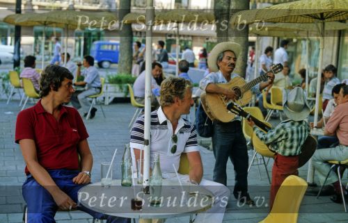 1981
PSV-manager Kees Ploegsma en trainer Tijs Liebregts in het centrum van Guadalajara
