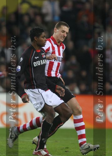 Eindhoven, Kompetitiewedstrijd PSV-AZ, eindstand 2-3
Seizoen 2006/2007
Kew Jaliens in duel met Timmy Simons
