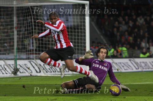 Eindhoven, Kompetitiewedstrijd PSV-AZ, eindstand 2-3
Seizoen 2006/2007
Jefferson Farfan in duel met doelman Khalid Sinouh