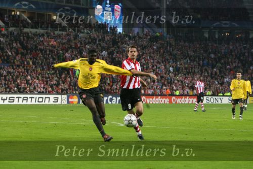 Eindhoven, 20 Februari 2007 Champions Leaguewedstrijd
PSV-FC Arsenal 1e ronde Eindstand 1-0 Seizoen 2006/2007
Kolo Toure in duel met Phillip Cocu