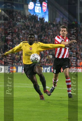 Eindhoven, 20 Februari 2007 Champions Leaguewedstrijd
PSV-FC Arsenal 1e ronde Eindstand 1-0 Seizoen 2006/2007
Kolo Toure in duel met Phillip Cocu
