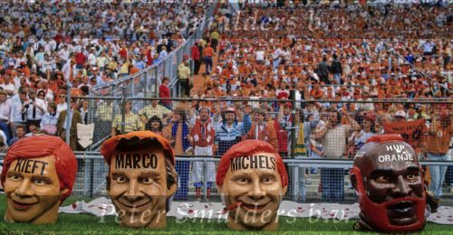Munchen, 25 Juni 1988 Finale Europees Kampioenschap 1988
Nederland-Rusland met een eindstand van 2-0
v.l.n.r. Marco v Basten de A-team met Rinus Michels, Wim Kieft
Grote maskers
EK 1988