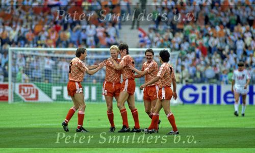 Munchen, 25 Juni 1988 Finale Europees Kampioenschap 1988
Nederland-Rusland met een eindstand van 2-0
v.l.n.r. Marco v Basten na zijn prachtige doelpunt (2-0) wordt gefeliciteerd door Arnold Muhren, Ronald Koeman, Berry v Aerle en Gerardl Vanenburg
EK 1988