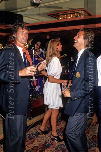 Munchen, 25 Juni 1988 Finale Europees Kampioenschap 1988
Nederland-Rusland met een eindstand van 2-0
v.l.n.r. Marco v Basten met een glaasje wijn, een sigaret samen feestend met Johnny v t Schip feest t.g.v. Europees Kampioenschap
EK 1988