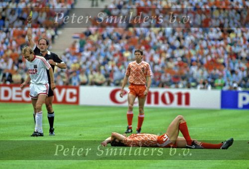 Munchen, 25 Juni 1988 Finale Europees Kampioenschap 1988
Nederland-Rusland met een eindstand van 2-0
v.l.n.r. Marco v Basten is onderuit gehaald
Arnold Muhren   Gele kaart
EK 1988