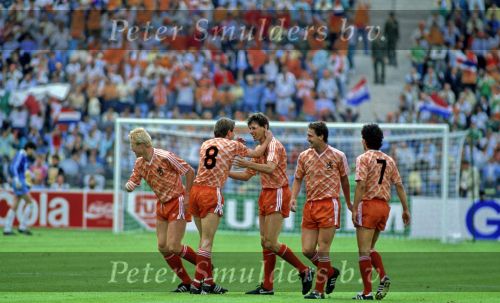 Munchen, 25 Juni 1988 Finale Europees Kampioenschap 1988
Nederland-Rusland met een eindstand van 2-0
v.l.n.r. Marco v Basten na zijn prachtige doelpunt (2-0) wordt gefeliciteerd door Arnold Muhren, Ronald Koeman, Berry v Aerle en Gerald Vanenburg
EK 1988