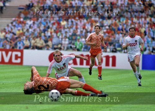 Munchen, 25 Juni 1988 Finale Europees Kampioenschap 1988
Nederland-Rusland met een eindstand van 2-0
v.l.n.r. Marco v Basten is onderuit gehaald
Arnold Muhren
EK 1988