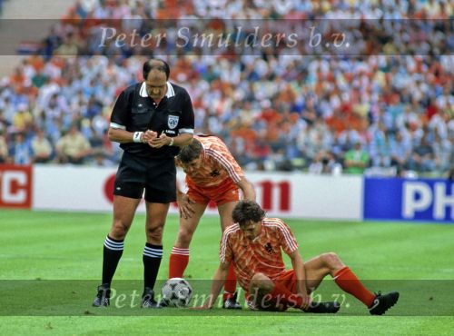 Munchen, 25 Juni 1988 Finale Europees Kampioenschap 1988
Nederland-Rusland met een eindstand van 2-0
v.l.n.r. Marco v Basten is onderuit gehaald
Arnold Muhren
EK 1988