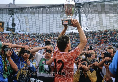 Munchen, 25 Juni 1988 Finale Europees Kampioenschap 1988
Nederland-Rusland met een eindstand van 2-0
v.l.n.r. Marco v Basten met de beker
EK 1988