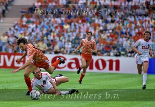 Munchen, 25 Juni 1988 Finale Europees Kampioenschap 1988
Nederland-Rusland met een eindstand van 2-0
v.l.n.r. Marco v Basten is onderuit gehaald
Arnold Muhren
EK 1988