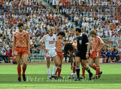 Munchen, 25 Juni 1988 Finale Europees Kampioenschap 1988
Nederland-Rusland met een eindstand van 2-0
v.l.n.r. Marco v Basten, Gerald Vanenburg, Ruud Gullit en Erwin Koeman. EK 1988