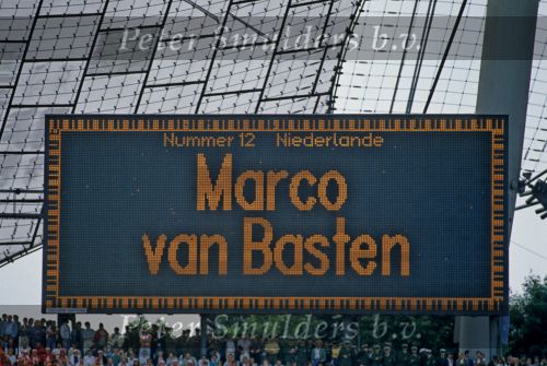 Munchen, 25 Juni 1988 Finale Europees Kampioenschap 1988
Nederland-Rusland met een eindstand van 2-0
v.l.n.r. Marco v Basten heeft gescoord en wordt getoond op het grote scorebord
EK 1988