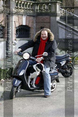 Amsterdam 31 januari 2007
Menno Kohler met hond op vespa scooter bij presentatie hondenpenning tegen dier proeven.