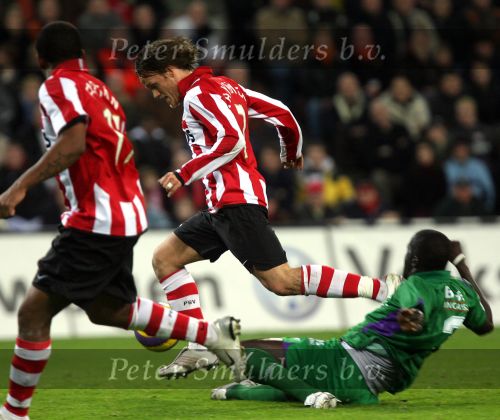 Eindhoven, 24 Februari 2007 Kompetitiewedstrijd PSV-FC Groningen, eindstand 1-0 Seizoen 2006/2007
Mika Vayrynen in duel met Gibril Sankoh