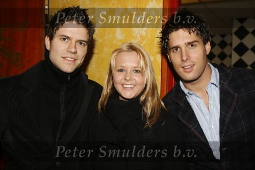 Uitgeest 17 januari 2007
Nick en Simon met de zus van Jan Smit bij feest Henk Geelin Bobs saloon
