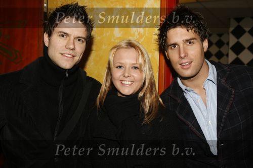 Uitgeest 17 januari 2007
Nick en Simon met de zus van Jan Smit bij feest Henk Geelin Bobs saloon