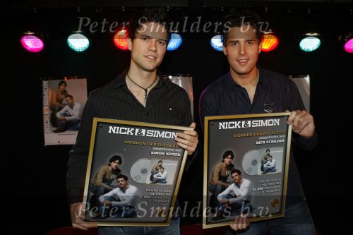 Volendam 18 januari 2007
Gouden plaat Nick Schilder en Simon Keizer bij cafe Old Dutch.