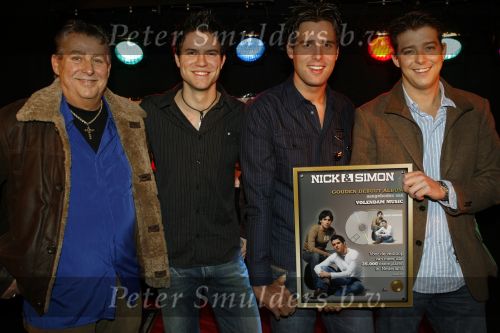Volendam 18 januari 2007
Nick en Simon met Jaap en Aloys Buys met gouden cd.