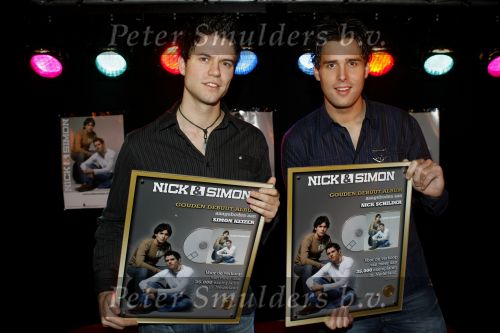 Volendam 18 januari 2007
Gouden plaat Nick Schilder en Simon Keizer bij cafe Old Dutch.
P