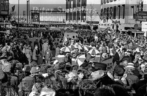 Eindhoven, 1986 Carnaval
Wedstrijd tussen de teams van PSV en EVV Eindhoven op het stationskwartier