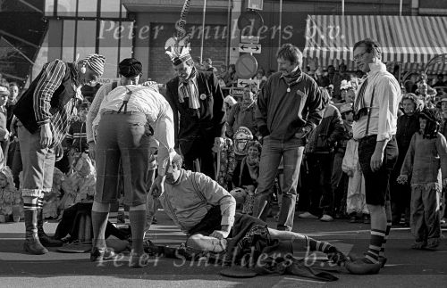Eindhoven, 1986 Carnaval
Wedstrijd tussen de teams van PSV en EVV Eindhoven op het stationskwartier