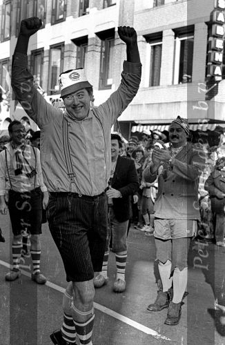 Eindhoven, 1986 Carnaval
Wedstrijd tussen de teams van PSV en EVV Eindhoven op het stationskwartier