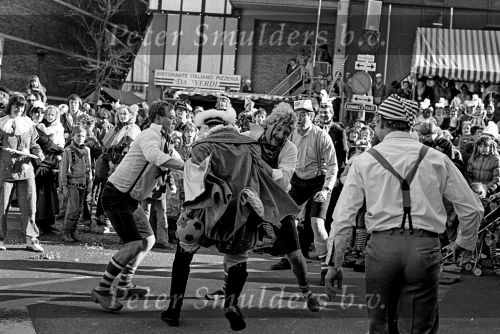 Eindhoven, 1986 Carnaval
Wedstrijd tussen de teams van PSV en EVV Eindhoven op het stationskwartier