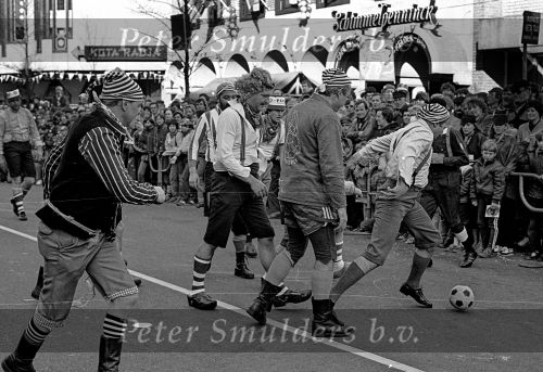 Eindhoven, 1986 Carnaval
Wedstrijd tussen de teams van PSV en EVV Eindhoven op het stationskwartier
