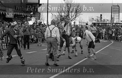 Eindhoven, 1986 Carnaval
Wedstrijd tussen de teams van PSV en EVV Eindhoven op het stationskwartier