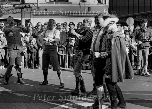 Eindhoven, 1986 Carnaval
Wedstrijd tussen de teams van PSV en EVV Eindhoven op het stationskwartier