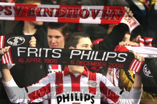 Eindhoven, 5 December 2006 Champions Leagu wedstrijd voorronde Seizoen 2006/2007. eindstand 1-3
Supporters met sjaal Frits Philips
ï¿½ Ronald Otter