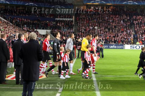 Eindhoven, 20 Februari 2007 Champions Leaguewedstrijd
PSV-FC Arsenal 1e ronde Eindstand 1-0 Seizoen 2006/2007
Opkomst beide elftallen met voorop de aanvoerderd Thierry Henry en Phillip Cocu, de doelmannen gomes en Jens Lehman, Timmy SimonsFrancesc Fabregas, Alex PSV en alexander Hleb