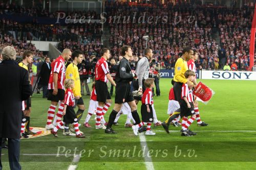 Eindhoven, 20 Februari 2007 Champions Leaguewedstrijd
PSV-FC Arsenal 1e ronde Eindstand 1-0 Seizoen 2006/2007
Opkomst beide elftallen met voorop de aanvoerderd Thierry Henry en Phillip Cocu, de doelmannen gomes en Jens Lehman, Timmy SimonsFrancesc Fabregas, Alex PSV en alexander Hleb