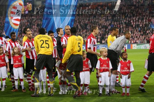 Eindhoven, 20 Februari 2007 Champions Leaguewedstrijd
PSV-FC Arsenal 1e ronde Eindstand 1-0 Seizoen 2006/2007
Opkomst beide elftallen met voorop de aanvoerderd Thierry Henry en Phillip Cocu, de doelmannen gomes en Jens Lehman, Timmy SimonsFrancesc Fabregas, Alex PSV Diego Tardelli, Edison Mendez, Carlos Salcido