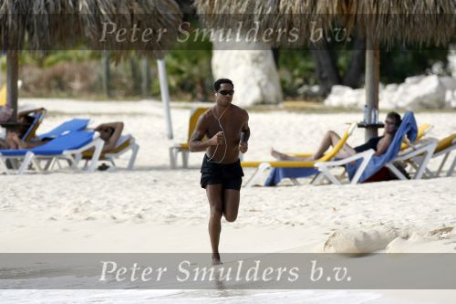 Curacao 6 januari 2006
Patrick Kluivert aan het trainen op het strand met een i pod op zijn hoofd.
Exclusive Foto\'s: Robert Maassen