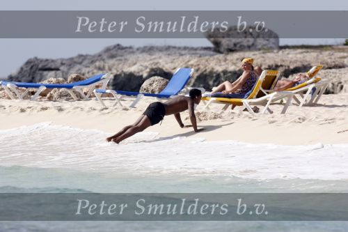 Curacao 6 januari 2006
Patrick Kluivert aan het trainen op het strand met een i pod op zijn hoofd.
Exclusive Foto\'s: Robert Maassen