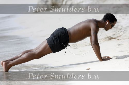 Curacao 6 januari 2006
Patrick Kluivert aan het trainen op het strand met een i pod op zijn hoofd.
Exclusive Foto\'s: Robert Maassen