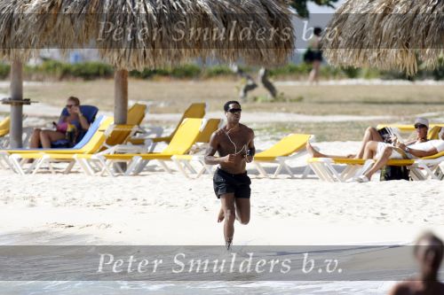 Curacao 6 januari 2006
Patrick Kluivert aan het trainen op het strand met een i pod op zijn hoofd.
Exclusive Foto\'s: Robert Maassen