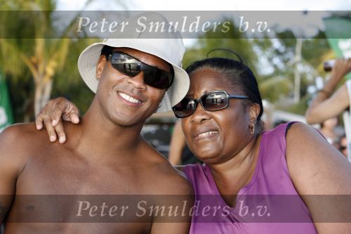 Curacao 7 januari 2006
Patrick Kluivert met zijn tante en zonnebril en petje op vakantie .