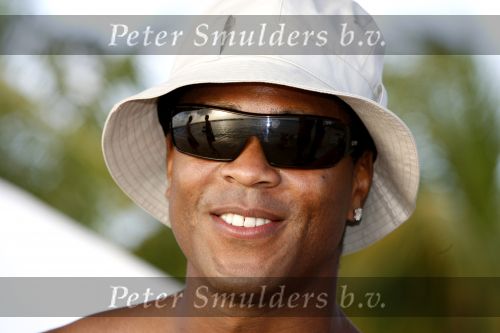 Curacao 7 januari 2006
Max Smulders en Patrick Kluivert met zonnebril en petje op vakantie .
